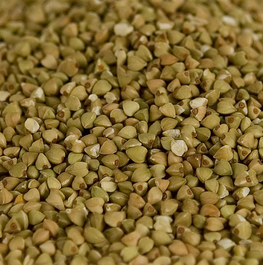 Biologische boekweit, heel en gepeld, verpakt in een zak van 1 kg
