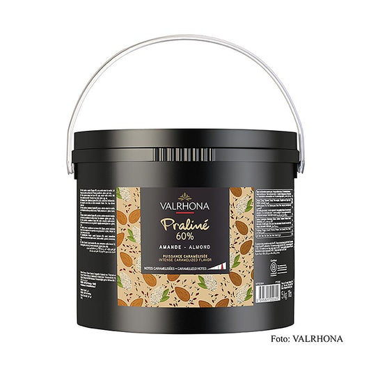 Fijne pralinepasta, 60% amandel, intense nootachtige en sterke karamelsmaak, 5 kg - een heerlijke en rijke pralinepasta gemaakt met 60% amandel, met een intense nootachtige smaak en een krachtige karamelsmaak, verpakt in een 5 kg verpakking