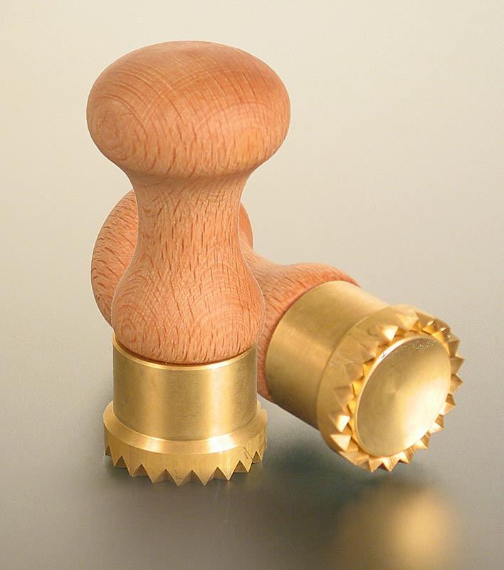Ronde houten en messing Raviolisnijder met een gekartelde rand van 38mm, 1 stuk