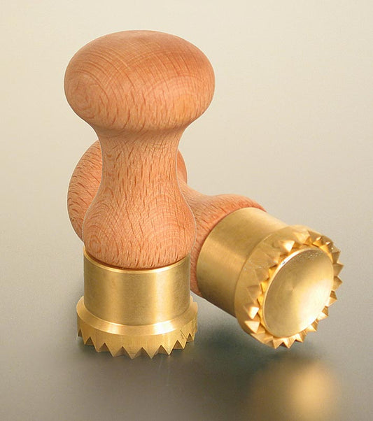 Ronde houten en messing Raviolisnijder met een gekartelde rand van 38mm, 1 stuk