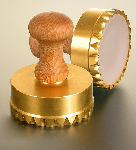 Raviolisnijder van hout en messing, rond van vorm met gekartelde rand, 90mm groot, 1 stuk