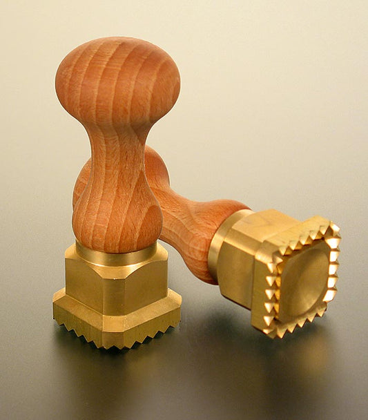 Ravioli-uitsteker, hout/messing, vierkant met gekartelde rand, 35x35 mm, 1 stuk