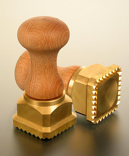 Houten en messing raviolisnijder met vierkante vorm en gekartelde rand, afmeting 45x45mm