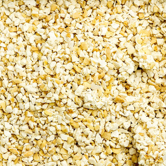 Franse nougat van Montelimar, lichtbruin, grof geraspt, 2-4 mm, verpakt in een zak van 1 kg, heerlijk en authentiek zoet snoepgoed