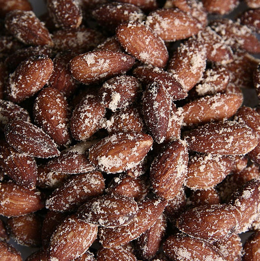 Premium, 1 kg verpakking van gezouten, heel gerookte amandelen