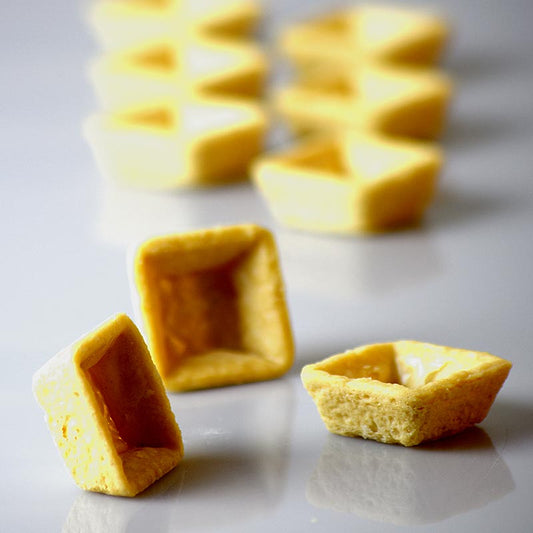 A box of 270 square-shaped universal tartlets, measuring 38 x 38 cm and weighing 135 kg