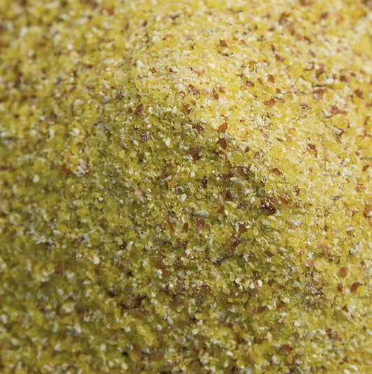500 gram verpakte volkoren maïsgriesmeel genaamd Rosso del Ticino Polenta product