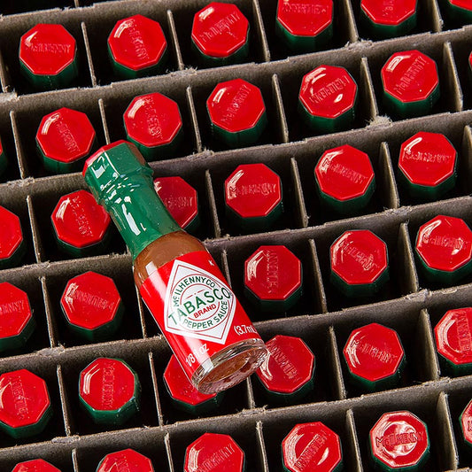 Tabasco, rood, pikant, miniflesjes, McIlhenny, 533 ml, 144 x 3,7ml - Een verzameling van pikante rode Tabasco miniflesjes van 3,7 ml per stuk, met een totale inhoud van 533 ml, geproduceerd door McIlhenny