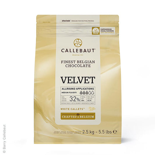 Witte chocolade Callets, met een fluweelzachte textuur, 32% cacaoboter, 23% melk, verpakt in een zak van 2,5 kg