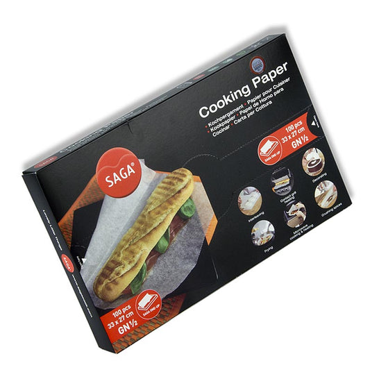 Rol met 100 vellen Saga bakpapier, elk vel gesneden tot 27 x 33 cm, verpakt in handige dispenser voor gemakkelijk gebruik in de keuken