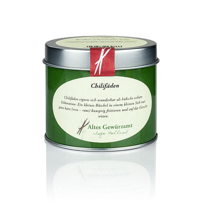  Spaanse peper draadjes, Altes Gewürzamt, 20 g - close-up of the label on the small glass jar of Spanish pepper threads, featuring the product name and weight by Altes Gewürzamt