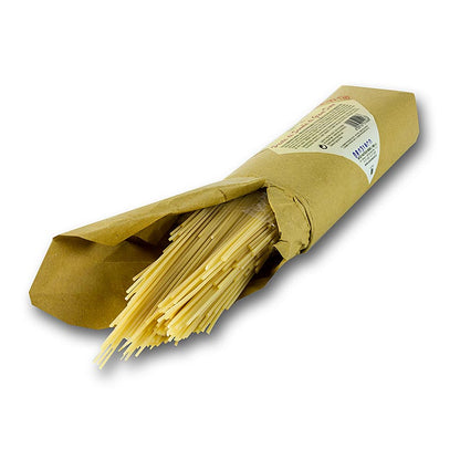  Close-up of Morelli 1860 spaghetti, 1 kg, highlighting the golden color and rough texture of the pasta strands