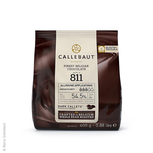 Close-up of Zwarte chocolade Callets, 545% cacao, 400g, perfect for baking and cooking delicious chocolate treats