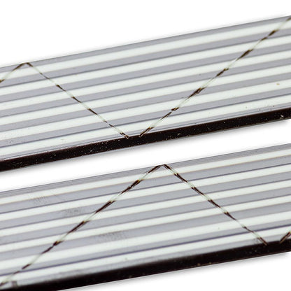 Hoogwaardige decoratieve topper Domino Triangle met een gewicht van 585 g en 314 stuks, bedekt met aantrekkelijke witte en donkere chocoladestrepen, ideaal voor het verfraaien van diverse lekkernijen