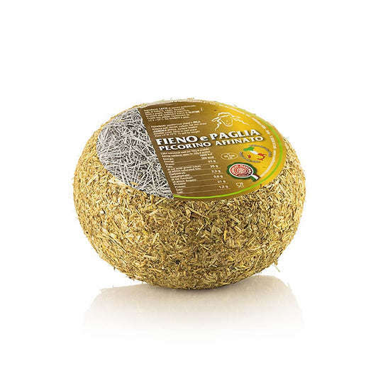 Beeld van een ca 1,2 kg Pecorino Affinato schapenkaas, verpakt in hooi en stro