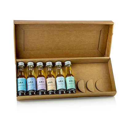 Close-up of 6 x 20ml rare rum samples in a wooden box, part of the SBS rum experience pakket