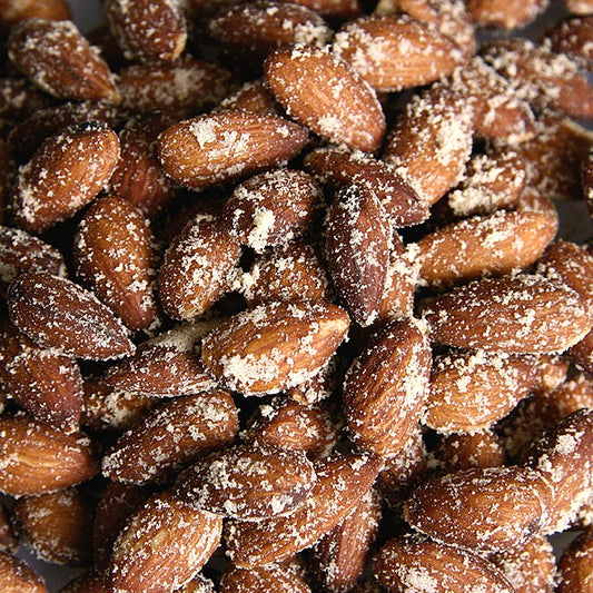 Delicious and savory 1 kg of Gerookte amandelen Hickory smoked, salted almonds