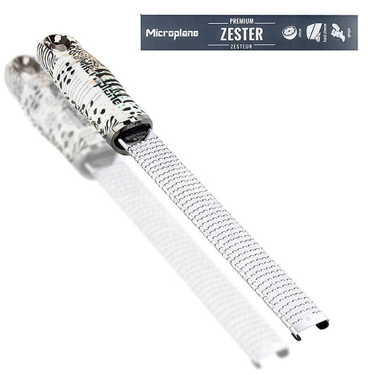Close-up image of the Rasp Microplane Classic and Rasp FUNKY Safari 53620E, a versatile and durable kitchen tool perfect for grating and zesting, 1 stuk