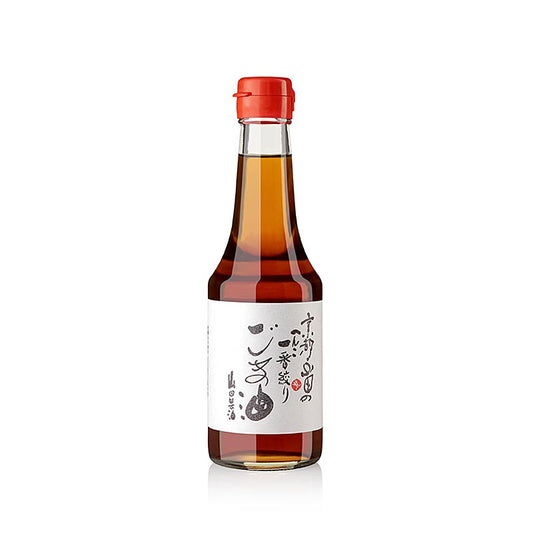 Sesamolie gemaakt van geroosterde witte sesamzaadjes, van het merk Yamada, in een fles van 300 ml
