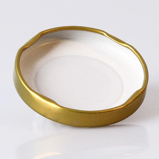 Couvercle en or pour un pot hexagonal de 58 mm de diamètre et de 191 ml de capacité, vendu en une seule pièce.