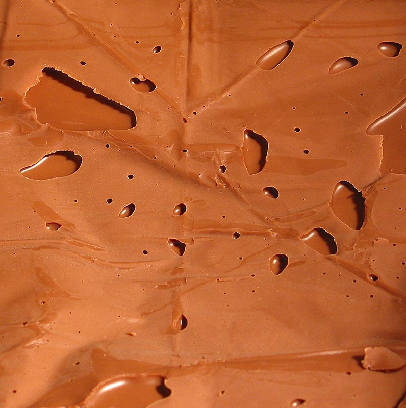 Photo d'un paquet de 2,5 kg de nougat aux noix foncées, une délicieuse friandise.