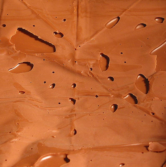 Photo d'un paquet de 2,5 kg de nougat aux noix foncées, une délicieuse friandise.