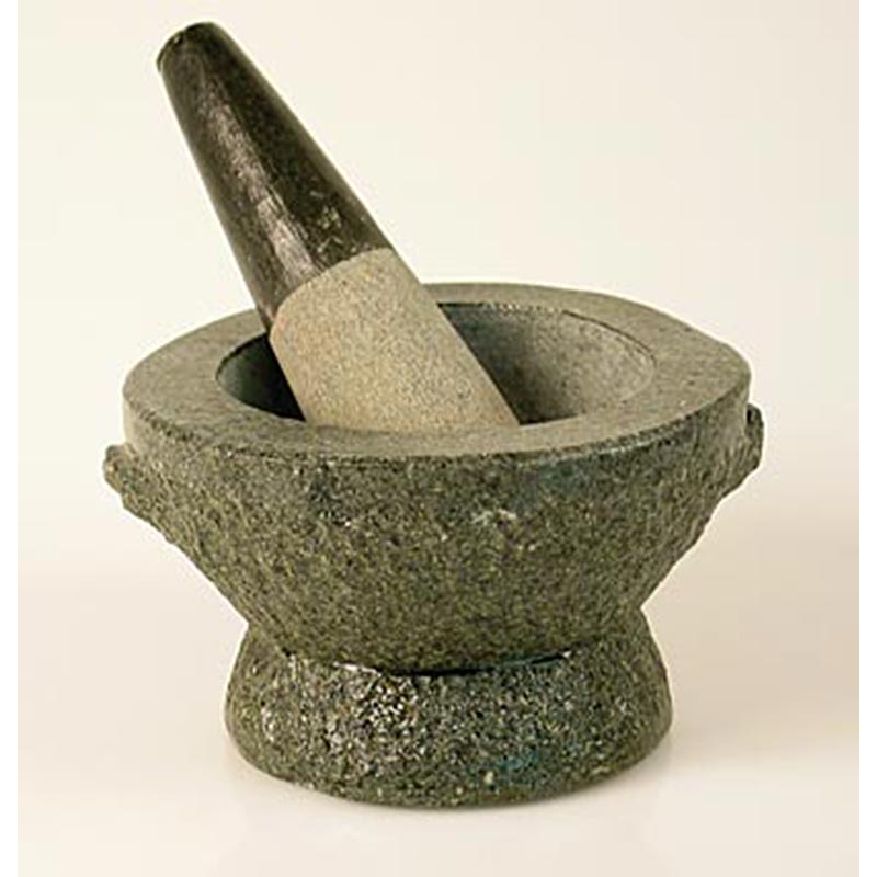 Mortier de pierre d'un diamètre extérieur de 15 cm, d'un diamètre intérieur de 11 cm, d'une hauteur de 9 cm et d'un poids d'environ 2,2 kg, disponible en une seule pièce.