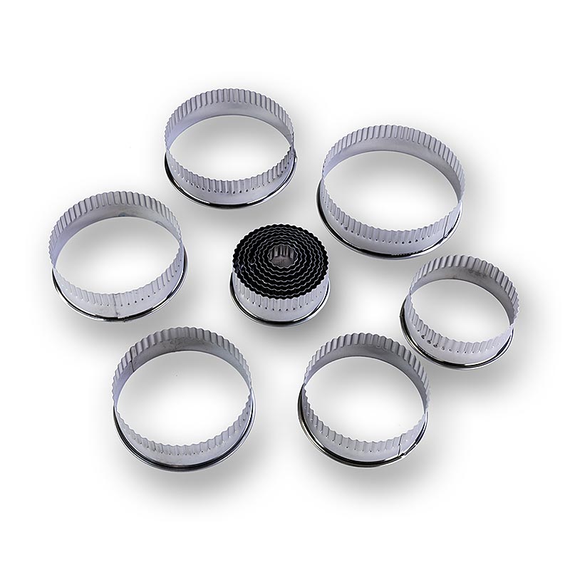 Coupe-biscuits en fer blanc, ronds et striés, d'un diamètre de 22 à 11 cm, d'une hauteur de 3 cm, comprenant 14 pièces