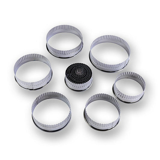 Coupe-biscuits en fer blanc, ronds et striés, d'un diamètre de 22 à 11 cm, d'une hauteur de 3 cm, comprenant 14 pièces