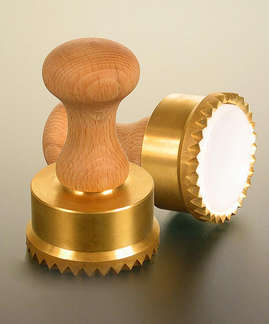Coupe ravioli en bois et laiton, pièce ronde avec un bord dentelé de 65 mm