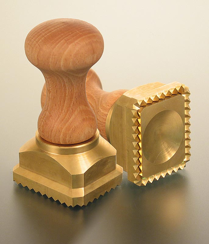 Coupe ravioli en bois et laiton, rectangulaire avec bord dentelé, dimensions 45x55mm