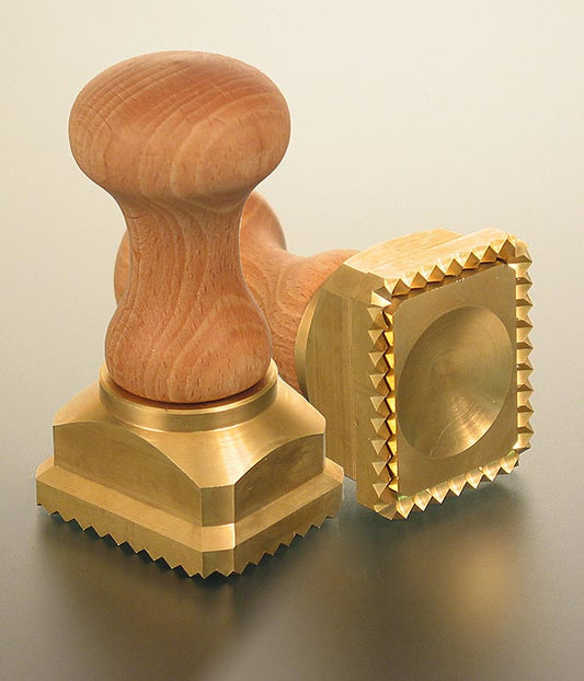 Coupe ravioli en bois et laiton, rectangulaire avec bord dentelé, dimensions 45x55mm