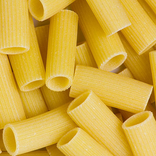De Cecco Rigatoni, No24, 12 kg, 24 x 500g - Pâtes creuses allongées de De Cecco en emballage de 12 kg, consistant en 24 sachets de 500g chacun.