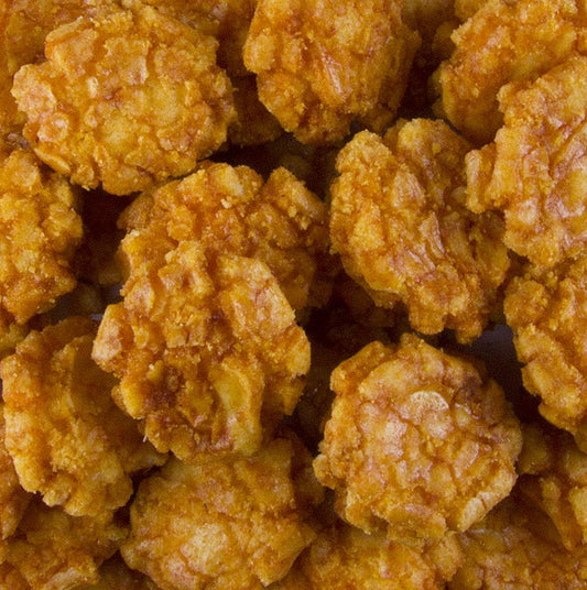 Craquelins de riz frits croustillants à la sauce soja épicée et au piment, emballés dans un sachet de 150g