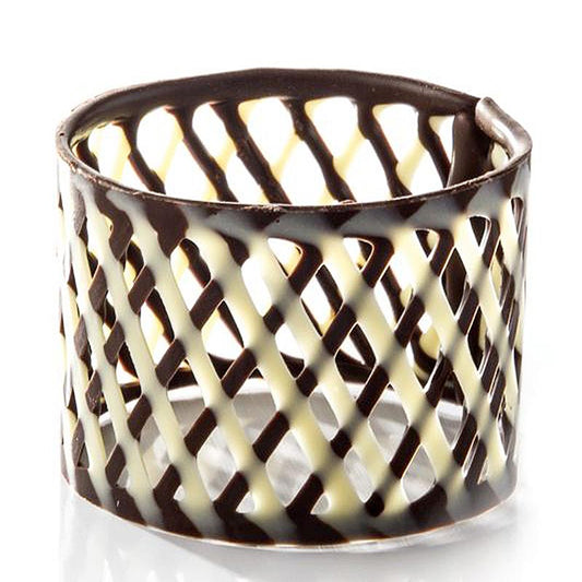 Ronds de serviette - grands ronds de serviette duo à rayures blanches et chocolat noir, d'un diamètre de 55 mm et d'une hauteur de 45 mm, emballés dans un lot de 40 pièces, pour un poids total de 270 grammes.