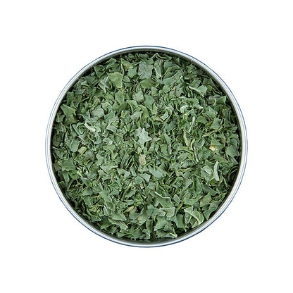 Gros plan sur un paquet de 10 g de basilic lyophilisé par Altes Gewürzamt, présentant de fines feuilles de basilic séchées.