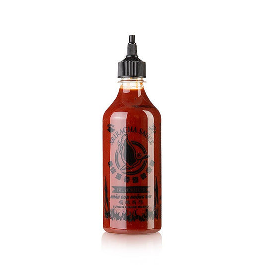Sauce chili - Sriracha, brutalement piquante, Blackout, Flying Goose, 455 ml Une sauce piquante et épicée dans une bouteille noire avec une étiquette rouge.