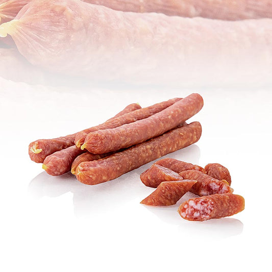 Gros plan sur le mini-salami VULCANO Vulcanossi, 85 g, avec des herbes et des épices, sur un comptoir en marbre