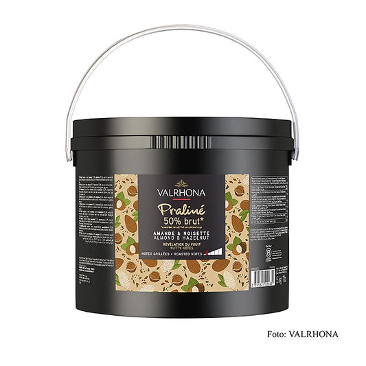 Un paquet de 5 kg de praline de masse Fruite Brut de Valrhona, composée de 25 % de noisettes et de 25 % d'amandes, parfaite pour la pâtisserie et la confiserie.