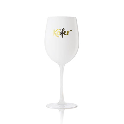  Deux verres à cocktail en verre blanc avec paille, remplis de glace, de citron vert et de feuilles de menthe.