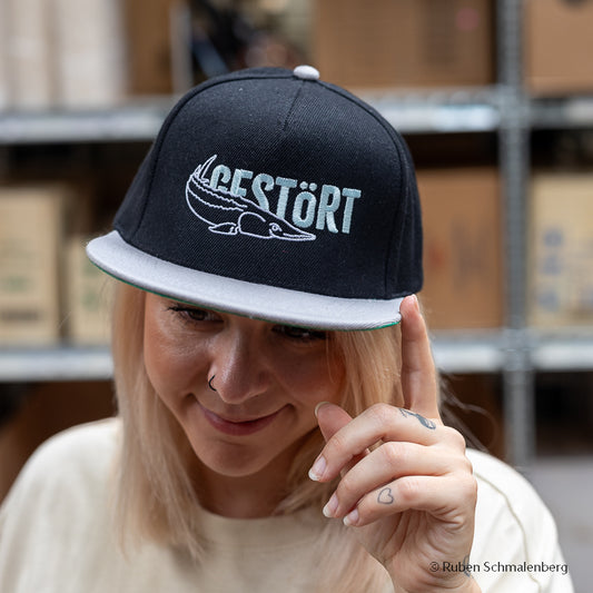 Snapback BOS FOOD CAP avec le texte 'Disturbed' en noir et blanc 