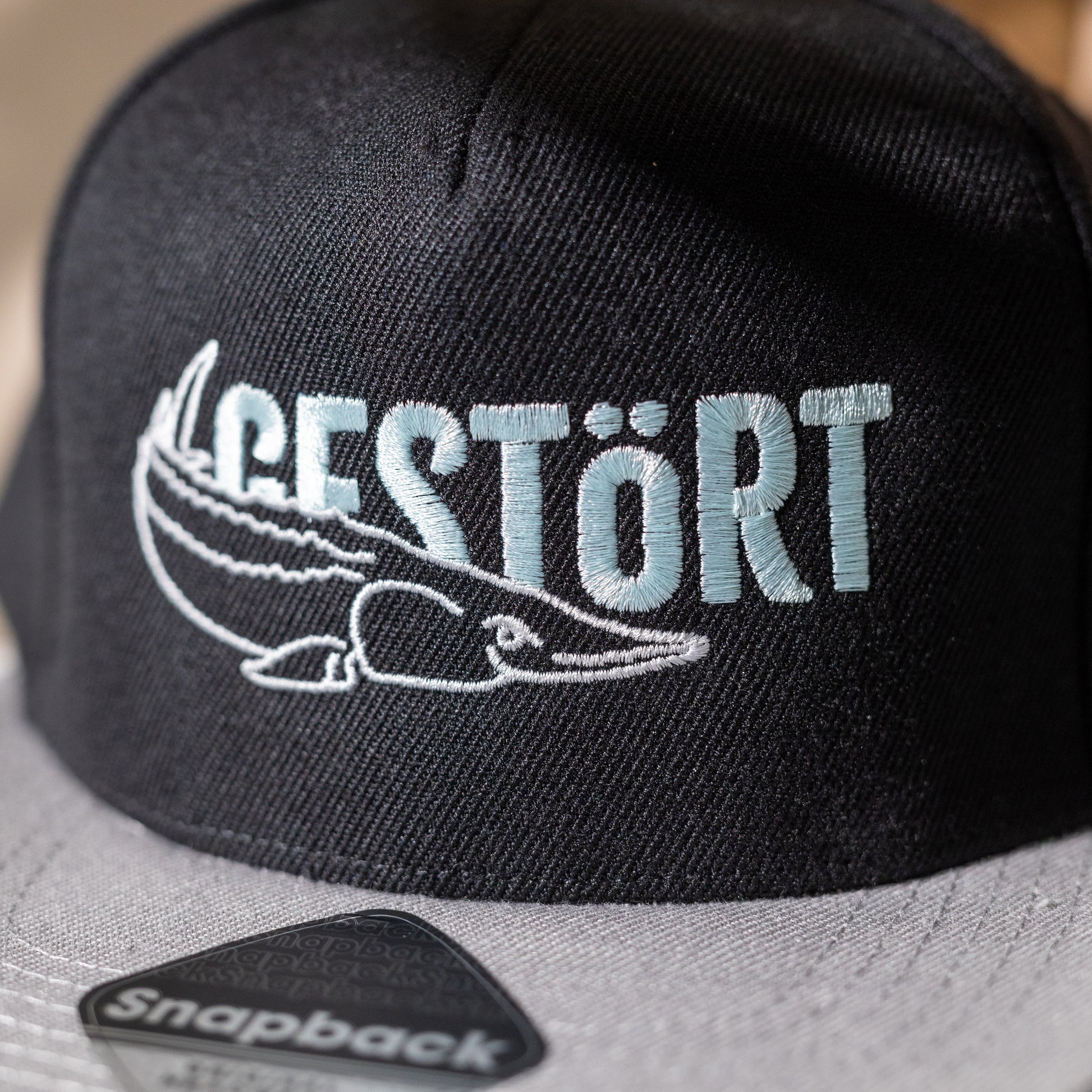  Casquette plate de BOS FOOD CAP avec sangle réglable et motif "Disturbed".